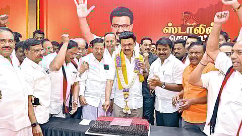 அண்ணா அறிவாலயத்தில், கட்சி நிர்வாகிகளுடன் கேக் வெட்டி பிறந்தநாள் கொண்டாடிய முதல்வர் மு.க.ஸ்டாலின்.