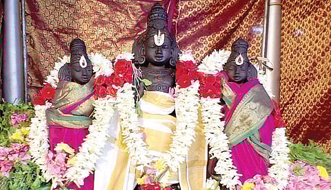 கும்பகோணம் வரதராஜ பெருமாள் கோயிலில் சிறப்பு அலங்காரத்தில் காட்சியளித்த ஸ்ரீதேவி, பூதேவி உடனாய அத்திவரதரை நீண்ட வரிசையில் நின்று ஏராளமான பக்தர்கள் தரிசனம் செய்தனர்.| படம்: சி.எஸ்.ஆறுமுகம் |