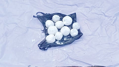 தருமபுரி மாவட்டம் பாலக்கோடு வனச்சரகம் எலுமிச்சனஅள்ளி வனப்பகுதியில் இருந்து வனத்துறையால் மீட்கப்பட்ட அவிட்டுக் காய் நாட்டு வெடிகள்.