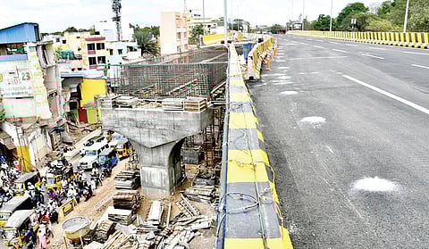 இணைப்பு பாலப்பணி நிறைவுபெறாததால் கோரிப்பாளையம் மேம்பாலத்தில் அதற்கான வழிப்பாதை மூடி வைக்கப்பட்டுள்ளது. | படங்கள்: நா.தங்கரத்தினம் |