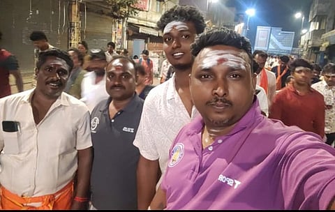 கிணற்றில் கார் பாய்ந்ததில் உயிரிழந்த 4 பேரும், கிரிவலம் சென்றபோது செல்பி எடுத்துக் கொண்ட புகைப்படம்.