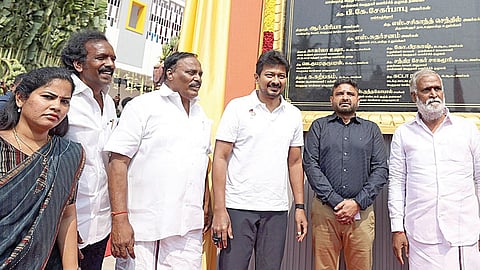 வடசென்னை வளர்ச்சித் திட்டத்தின்கீழ் புழல் மகாலட்சுமி நகரில் ரூ.12.39 கோடி மதிப்பீட்டில் கட்டப்பட்டுள்ள சென்னை நடுநிலைப் பள்ளி கட்டிடத்தை துணை முதல்வர் உதயநிதி ஸ்டாலின் திறந்துவைத்தார். அமைச்சர் பி.கே.சேகர்பாபு, மாதவரம் சுதர்சனம் எம்எல்ஏ, மேயர் ஆர்.பிரியா, மாநகராட்சி ஆணையர் குமரகுருபரன் உள்ளிட்டோர் பங்கேற்றனர்.