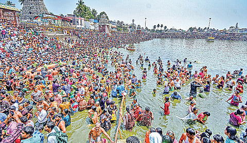 மாசி மக பெருவிழாவையொட்டி கும்பகோணம் மகாமக குளத்தில் நேற்று புனித நீராடிய பக்தர்கள். | படங்கள்: ஆர்.வெங்கடேஷ் |