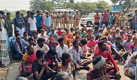 நாங்குநேரி கொலை: 6 பேரிடம் விசாரணை - பொதுமக்கள் சாலை மறியலால் போலீஸார் குவிப்பு!