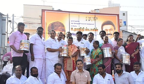 மதுரை வாக்காளர்களுக்கு டிபன் கேரியர், ஹாட் பாக்ஸ், சேலை விநியோகம் - திமுகவினர் ‘கவனிப்பு’ தீவிரம்!