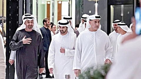 துபாய் மாலில் யுஏஇ அதிபர், இளவரசர் உலா: தன்னம்பிக்கையின் வெளிப்பாடு என நெட்டிசன்கள் கருத்து