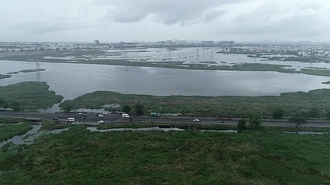 பள்ளிக்கரணை சதுப்பு நிலத்தை சுற்றி கட்டுமானத்துக்கு தடை: பசுமை தீர்ப்பாய உத்தரவை எதிர்த்து வழக்கு