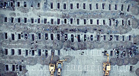 அமெரிக்க - இஸ்ரேல் தாக்குதலில் ஈரானில் கொல்லப்பட்ட பள்ளி மாணவிகள் உட்பட 165 பேருக்கு ஒரே இடத்தில் கல்லறை