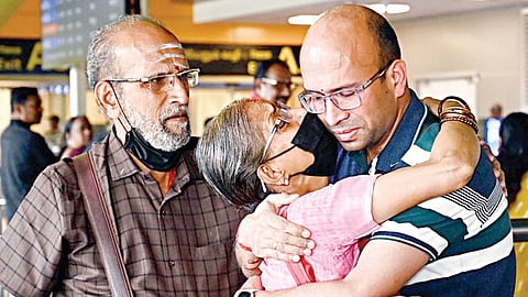 ஈரான் - இஸ்ரேல், அமெரிக்கா போரால் துபாயில் சிக்கி தவித்த பயணிகள் நேற்று காலை எமிரேட்ஸ் விமானம் மூலம் சென்னை வந்தடைந்தனர். பத்திரமாக சென்னை திரும்பிய பயணிகளை கட்டியணைத்து வரவேற்ற உறவினர்கள்.படங்கள்: எம்.முத்துகணேஷ்