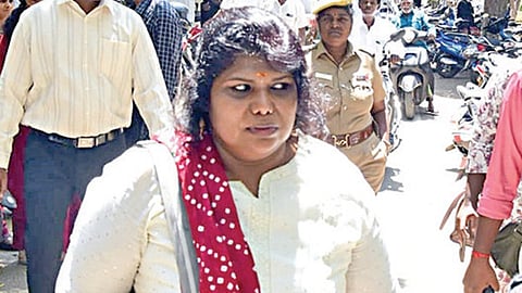 மதுரை மாவட்ட நீதிமன்றத் தில் ஆஜரான நிகிதா.