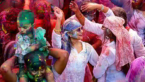 நாடு முழுவதும் உற்சாகமாக கொண்டாடப்பட்ட ஹோலி