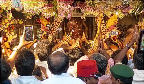 திருநள்ளாறு தர்பாரண்யேஸ்வரர் கோயிலில் சனிப்பெயர்ச்சி விழா- பல்லாயிரக்கணக்கான பக்தர்கள் தரிசனம்