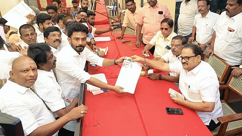 தேர்தலில் போட்டியிட ஓபிஎஸ், அவரது மகன் திமுகவில் விருப்ப மனு