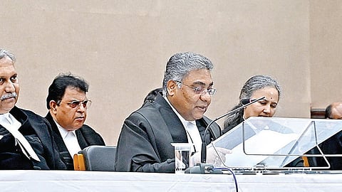 சென்னை உயர் நீதிமன்ற தலைமை நீதிபதி எம்.எம்.ஸ்ரீவஸ்தவா நேற்றுடன் பணிஓய்வு பெற்ற நிலையில், பிரிவுபச்சார விழா நடைபெற்றது. இதில் உயர் நீதிமன்ற நீதிபதிகள், அரசு தலைமை வழக்கறிஞர், மத்திய, மாநில அரசு வழக்கறிஞர்கள், நீதித்துறை அதிகாரிகள், வழக்கறிஞர்கள் சங்கத்தினர், பார் கவுன்சில் நிர்வாகிகள் உள்ளிட்டோர் பங்கேற்றனர். | படம்: ம.பிரபு |