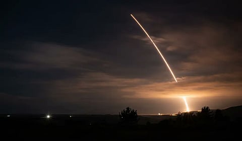 அணு குண்டுகளை சுமந்து செல்லும் திறன் கொண்ட அமெரிக்காவின் அதிநவீன ஏவுகணை சோதனை