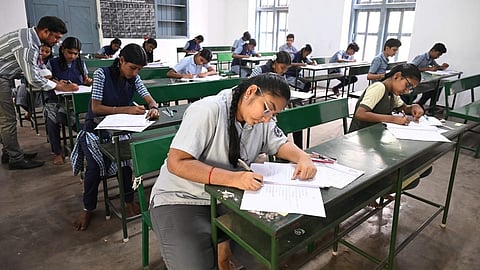 பிளஸ் 2 ஆங்கில பாட வினாக்கள் சற்று கடினம்: ஆசிரியர்கள், மாணவர்கள் கருத்து