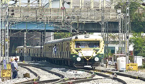 வேளச்சேரி-பரங்கிமலை இடையே பறக்கும் ரயில் திட்டப் பணிகள் முடிவடைந்ததால் நேற்று அதிவிரைவாக ரயில் இயக்கி சோதனை நடத்தப்பட்டது.