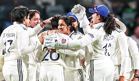 இந்திய மகளிர் அணி 198 ரன்னுக்கு ஆட்டமிழப்பு