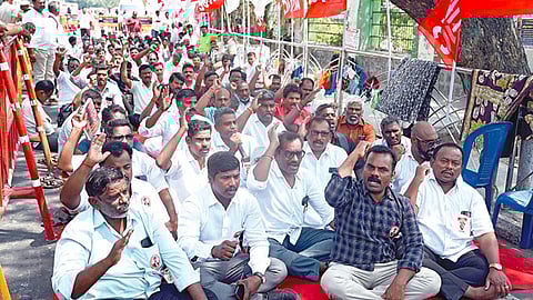 சென்னை: கோரிக்கைகளை வலியுறுத்தி டாஸ்மாக் பணியாளர்கள் மீண்டும் காத்திருப்பு போராட்டம்