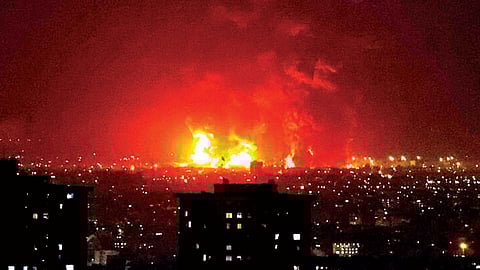 அமெரிக்க, இஸ்ரேல் படைகள் நடத்திய தாக்குதலில் ஈரான் தலைநகர் டெஹ்ரானில் உள்ள எண்ணெய்க் கிணறு தீப்பற்றி எரிகிறது. படம்: ஏஎப்பி