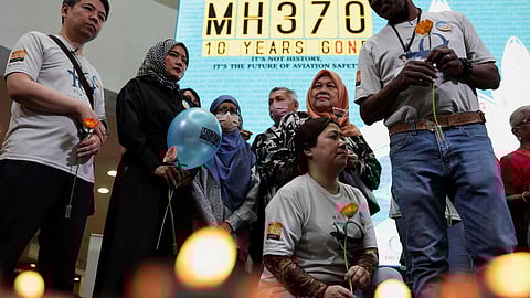 MH 370 விமானத்தை தேடும் பணியை நீட்டிக்க மலேசிய அரசுக்கு பயணிகளின் குடும்பத்தினர் வலியுறுத்தல்