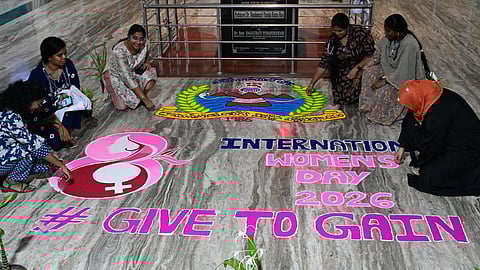 உலக மகளிர் தினம் கோலாகல கொண்டாட்டம்: முதல்வர், அரசியல் தலைவர்கள் வாழ்த்து