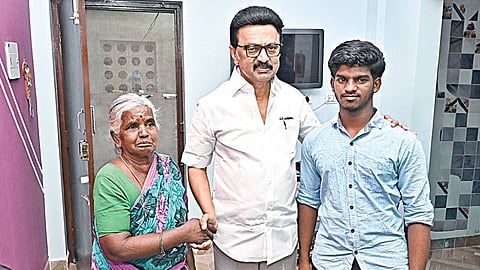 வேலூர் மாவட்டம் பூதூரில் ‘கலைஞரின் கனவு இல்லம்’ திட்ட பயனாளியின் வீட்டுக்குச் சென்று பார்வையிட்ட முதல்வர். (கோப்புப் படம்)