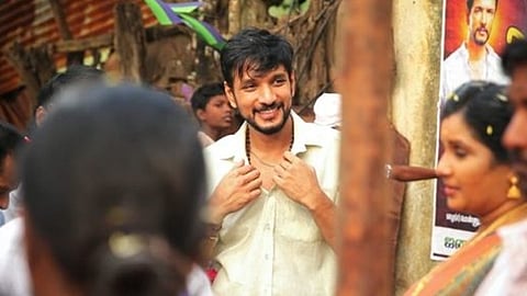 ‘டாடா’ இயக்குநர் தயாரிக்கும் ‘ப்ளடி பாலிடிக்ஸ்’