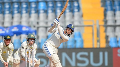 பகலிரவு டெஸ்டில் இந்திய மகளிர் அணி தடுமாற்றம்