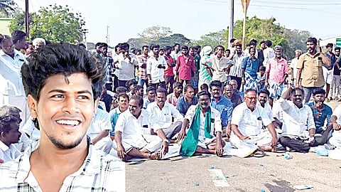 மானாமதுரை பேருந்து நிலையம் அருகே மதுரை-ராமேசுவரம் நான்குவழிச் சாலையில் மறியலில் ஈடுபட்ட ஆகாஷ்டெல்சனின் உறவினர்கள். (உள்படம்) உயிரிழந்த ஆகாஷ்டெல்சன்.