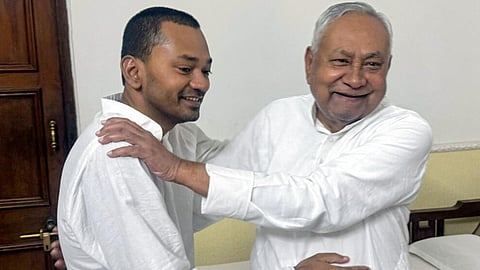 நிதிஷ் குமாருடன் மகன் நிஷாந்த் குமார்