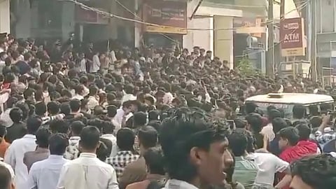 ரூ.1-க்கு காலணி விற்பனை: கூட்டத்தில் கேரள போலீஸார் தடியடி