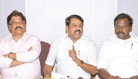 திருச்சியில் செய்தியாளர்களுக்கு பேட்டியளித்த நயினார் நாகேந்திரன்.