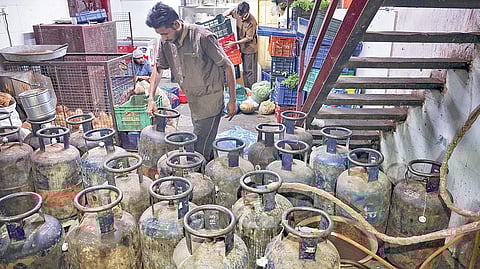 கர்நாடக தலைநகர் பெங்களூருவில் வர்த்தக காஸ் சிலிண்டருக்கு தட்டுப்பாடு ஏற்பட்டு, பெரும்பாலான ஓட்டல்கள் மூடப்பட்டு உள்ளன. அங்குள்ள ஒரு ஓட்டலில் காலி சிலிண்டர்கள் அடுக்கி வைக்கப்பட்டு உள்ளன. படம்: பிடிஐ