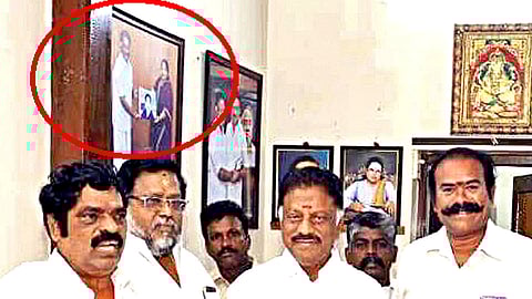 ஓபிஎஸ் வீட்டில் மீண்டும் ஜெயலலிதா புகைப்படம்: சமூக வலைதளங்களில் வைரல்