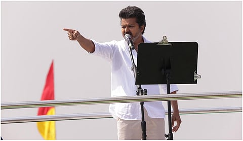 “நூலிழையில் தப்பிய பள்ளி மாணவி; பேனர் வைப்பதில் கட்சிக்கு ஒரு நீதியா?” - தவெக