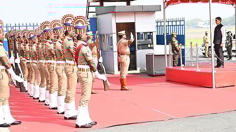 காவல்துறை அணிவகுப்பு மரியாதையுடன் ஆளுநர் ஆர்.என்.ரவிக்கு வழியனுப்பும் நிகழ்ச்சி