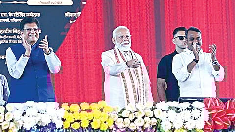 திருச்சியில் நேற்று நடைபெற்ற அரசு விழாவில் ரு.5,655 கோடி மதிப்பிலான திட்டங்களை தொடங்கி வைத்த பிரதமர் மோடி. உடன், மத்திய அமைச்சர்கள் பியூஷ் கோயல், எல்.முருகன், தமிழக சட்டப்பேரவை எதிர்க்கட்சித் தலைவர் பழனிசாமி, தமிழக அமைச்சர் தங்கம் தென்னரசு, பாஜக சட்டப்பேரவைக் குழுத் தலைவர் நயினார் நாகேந்திரன்.