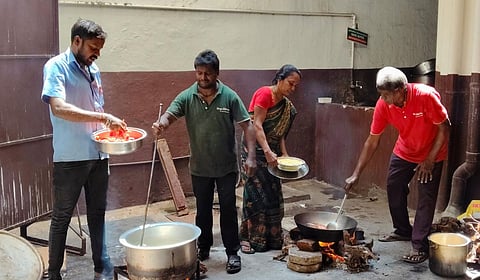 காஸ் சிலிண்டர் தட்டுப்பாடு: புதுச்சேரி ஓட்டல்களில் நடைமுறைக்கு வந்த விறகு சமையல் முறை!