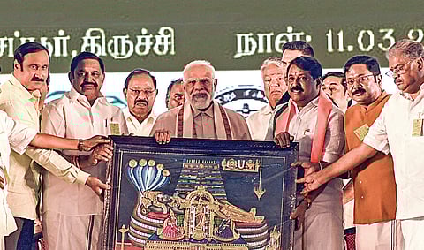 திருச்சியில் நடைபெற்ற தேசிய ஜனநாயக கூட்டணி பொதுக்கூட்டத்தில் பிரதமர் மோடிக்கு நினைவுப் பரிசு வழங்கிய அதிமுக பொதுச் செயலாளர் பழனிசாமி மற்றும் கூட்டணி கட்சித் தலைவர்கள்.படம்: ர.செல்வமுத்துகுமார்