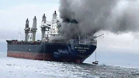 இந்தியாவுக்கு கச்சா எண்ணெய் ஏற்றி வந்த கப்பல் மீது மர்ம ஏவுகணைத் தாக்குதல்