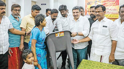 மதுரை மத்திய தொகுதியில் பொதுமக்களுக்கு நாற்காலி வழங்கிய அமைச்சர் பழனிவேல் தியாகராஜன்.