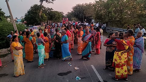 மாணவி கொலை செய்யப்பட்டதை கண்டித்து உறவினர்கள், கிராம மக்கள் சாலை மறியல் போராட்டத்தில் ஈடுபட்டனர்.