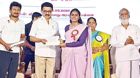 சென்னை, விக்டோரியா அரங்கத்தில் நேற்று நடைபெற்ற நிகழ்ச்சியில், சிவில் சர்வீஸ் தேர்வில் அகில இந்திய அளவில் 2-வது இடத்தைப் பெற்ற ராஜேஸ்வரி கவிக்கு, முதல்வர் மு.க.ஸ்டாலின் பாராட்டுச் சான்றிதழை வழங்கினார். உடன் துணை முதல்வர் உதயநிதி ஸ்டாலின், அமைச்சர்கள் மற்றும் அதிகாரிகள்.