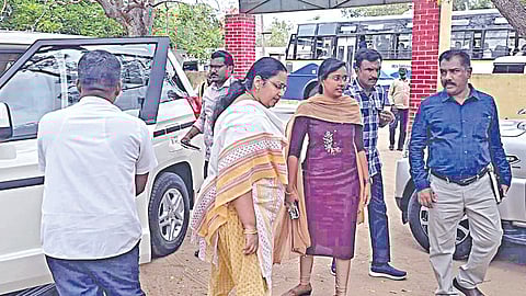 மானாமதுரை காவல் நிலையத்தில் சிசிடிவி காட்சிகளை ஆய்வு செய்ய வந்த மாவட்ட வருவாய் அலுவலர் செல்வசுரபி, கோட்டாட்சியர் ஜெபிகிரேசி, நகராட்சி ஆணையர் கோபால கிருஷ்ணன் உள்ளிட்டோர்.