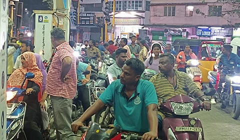 புதுச்சேரி பெட்ரோல் பங்க்குகளில் அலைமோதும் கூட்டம்: 25 லிட்டர் தண்ணீர் கேன்களில் வாங்கிக் குவிக்கும் மக்கள்!