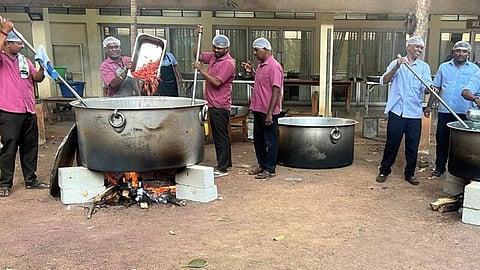 நாடு முழுவதும் காஸ் தட்டுப்பாட்டால் விறகு அடுப்புக்கு மாறும் ஓட்டல்கள்!