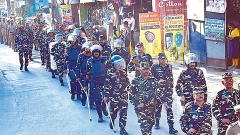 தமிழக சட்டப்பேரவை தேர்தலையொட்டி, பாதுகாப்பு பணிக்காக வந்த துணை ராணுவப் படையினர் பல்லாவரம் தொகுதிக்கு உட்பட்ட அனகாபுத்தூர் பகுதியில் நேற்று தமிழக போலீஸாருடன் இணைந்து கொடி அணிவகுப்பு நடத்தினர். | படம்: எம்.முத்துகணேஷ் |