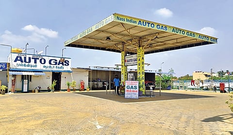 ஈரோடு ரங்கம்பாளையத்தில் ‘காஸ் இல்லை’ என அறிவிப்பு பலகை வைக்கப்பட்டுள்ள ஆட்டோ காஸ் நிலையம்.