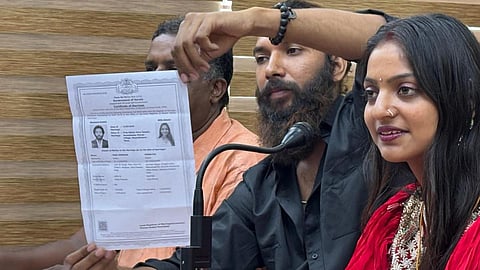 திருவனந்தபுரத்தில் செய்தியாளர்களைச் சந்தித்த மோனாலிசா போஸ்லே மற்றும் ஃபர்மான் கான்